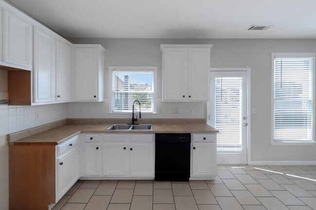 Building Photo - Beautiful large 4-bedroom home