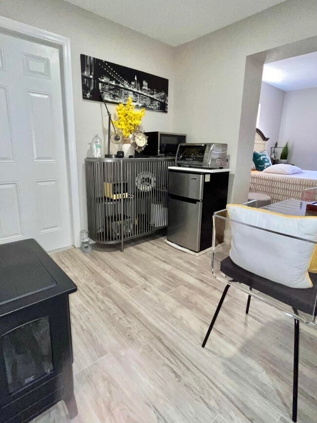 Building Photo - 2474 SE Calais St