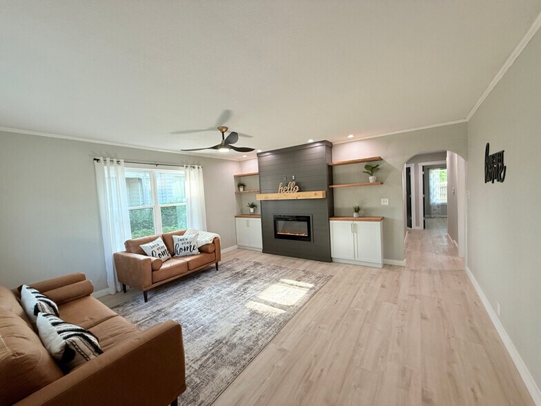 Building Photo - 1413 Bryan St