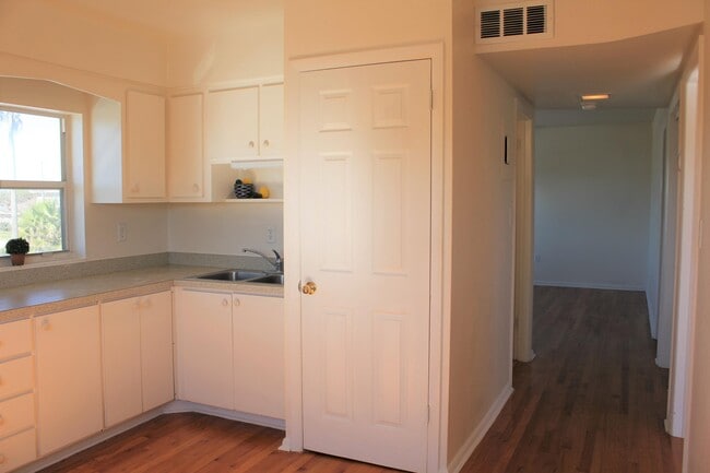 Building Photo - 651 Palm Dr