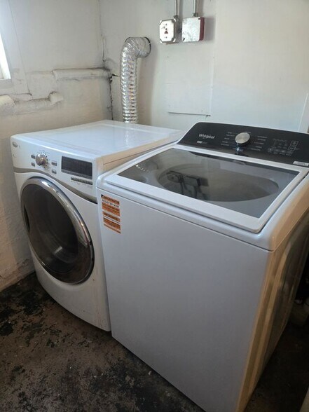 Building Photo - 7055 N Clark St