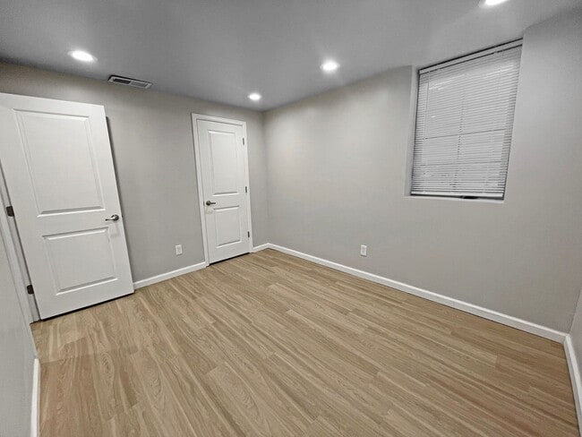 Building Photo - 2 BED, 1 BATH GARDEN LEVEL CONDO NEAR SLOA...