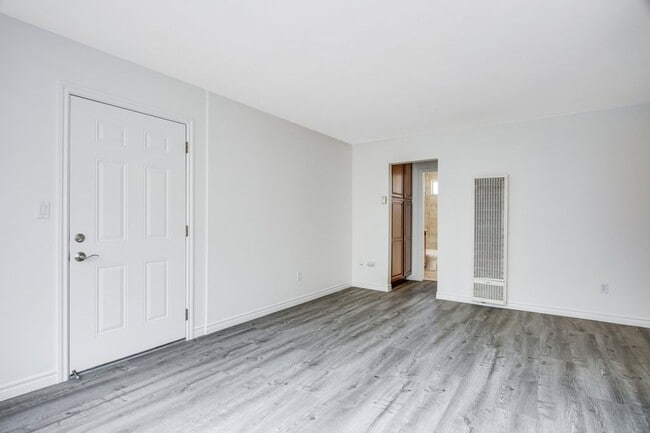 Building Photo - 1 bedroom 1bathroom condo in Normal Heights!