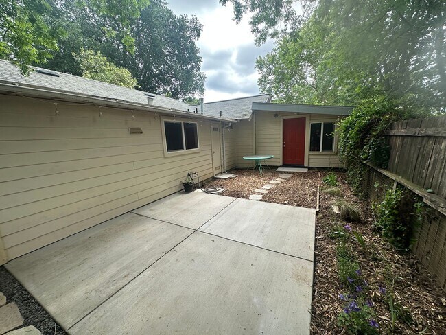 Building Photo - 2 BR w/ Bonus Room/Office
