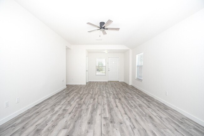 Building Photo - 6306 Spruce Manor Ln