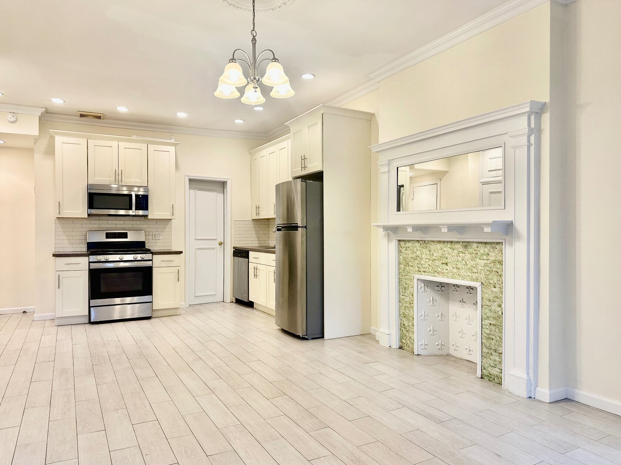 Building Photo - 320 W 106th St