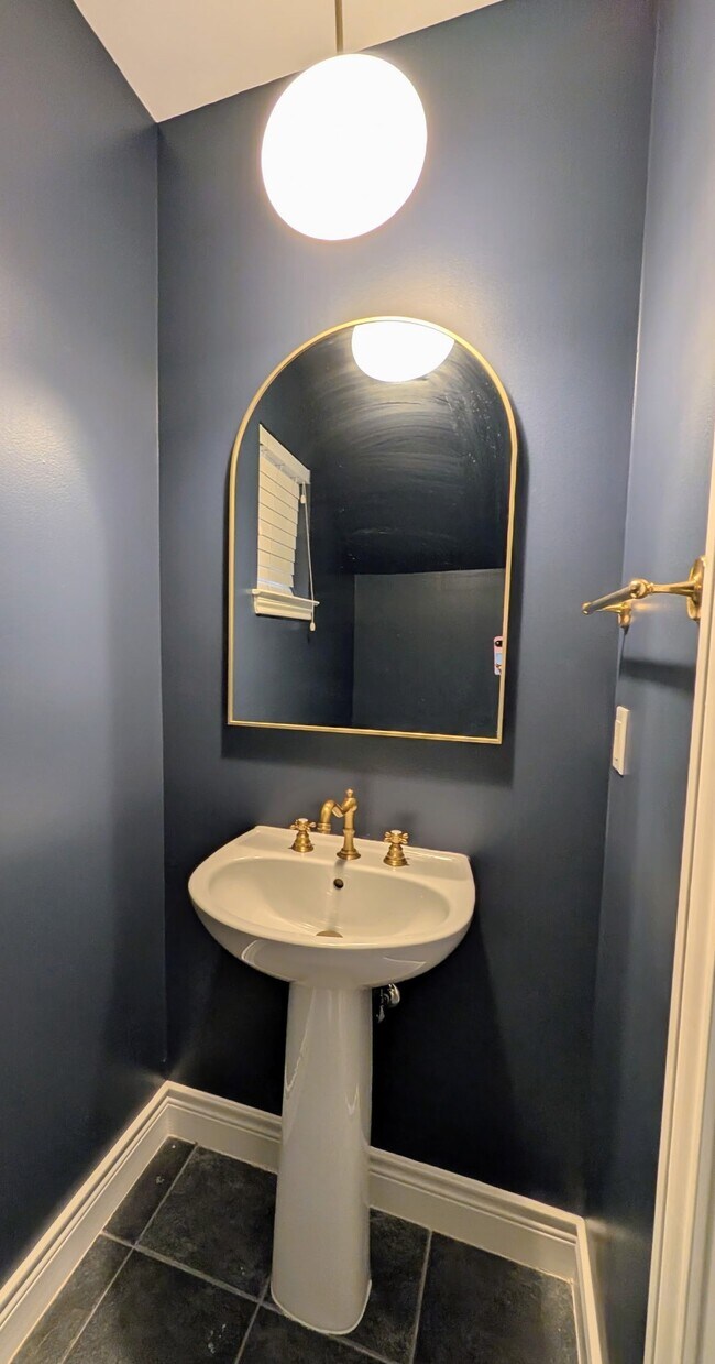 Building Photo - 1931 Woodbury St