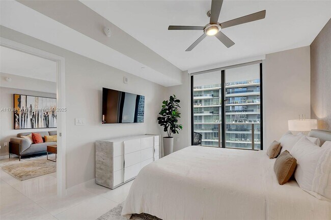 Building Photo - 1010 Brickell Ave