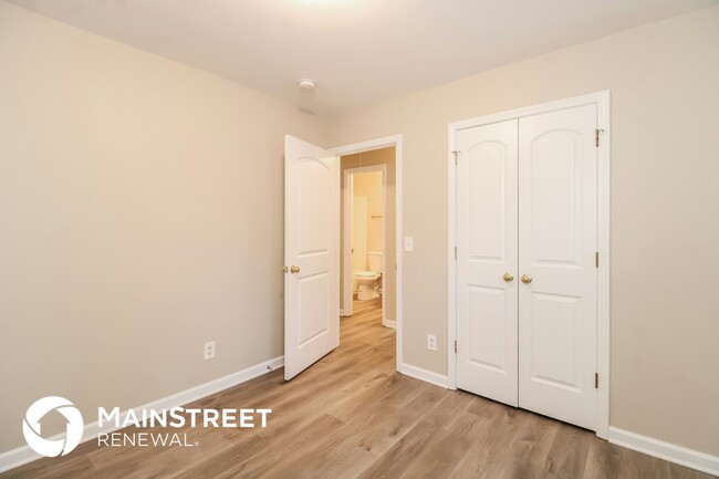 Building Photo - 3923 Springbrook Dr