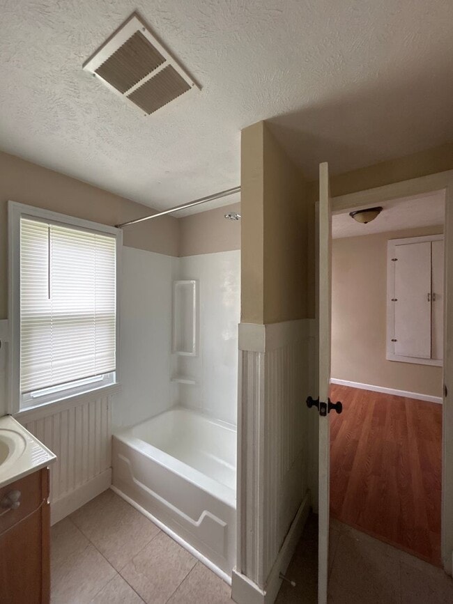 Building Photo - Charming 2-Bedroom, 1-Bathroom Home with B...