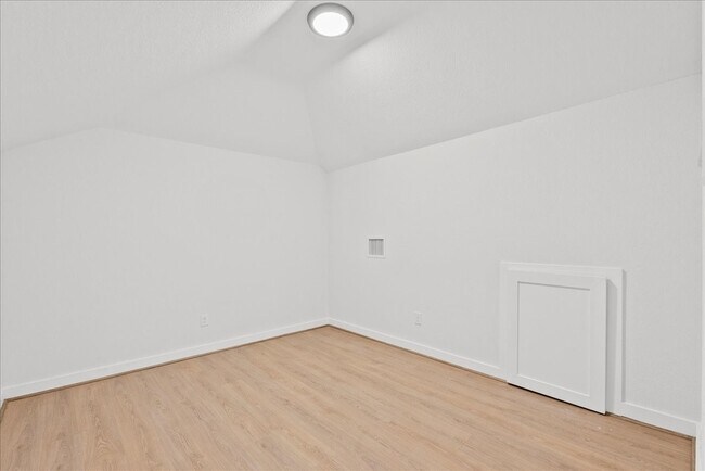 Building Photo - 1910 Bayou Shore Dr