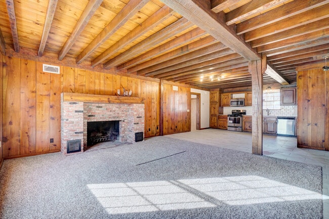 Building Photo - Beautiful 2 bed Ranch style home on 5 acres!