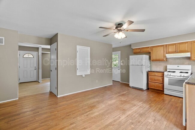 Building Photo - 561 Golfwood Dr
