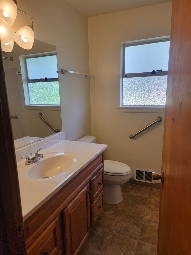Building Photo - Affordable Lakewood 3 bedroom Rambler