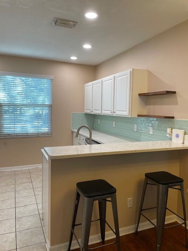 Building Photo - 2 Bedroom 2 1/2 Bath Townhouse in ST, next to MacDill Air Force Base