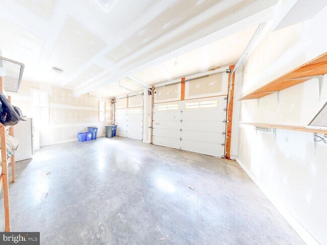Building Photo - 6403 Earlham Dr