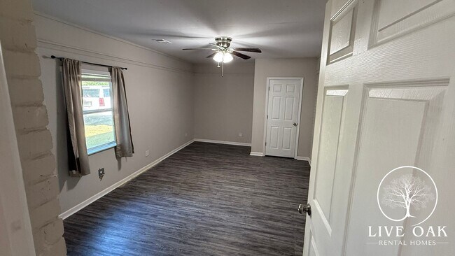 Building Photo - MOVE IN SPECIAL: $500 OFF 1ST MONTH'S RENT!**