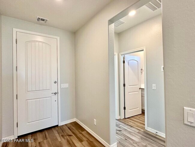 Building Photo - 7701 E Fieldstone Dr