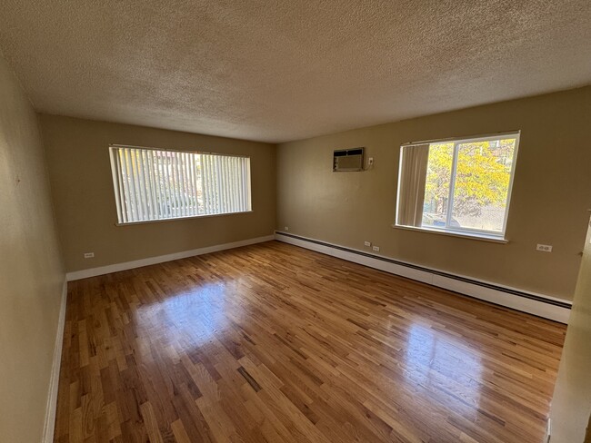 Building Photo - Spacious Updated 1BR in Cap Hill!