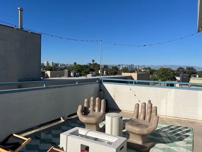 Building Photo - 2584 S Centinela Ave