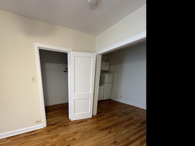 Building Photo - 0 bedroom in Chicago IL 60657