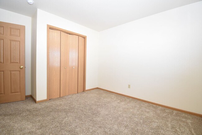 Building Photo - Townhouse style 2bed 1.5bath with attached garage