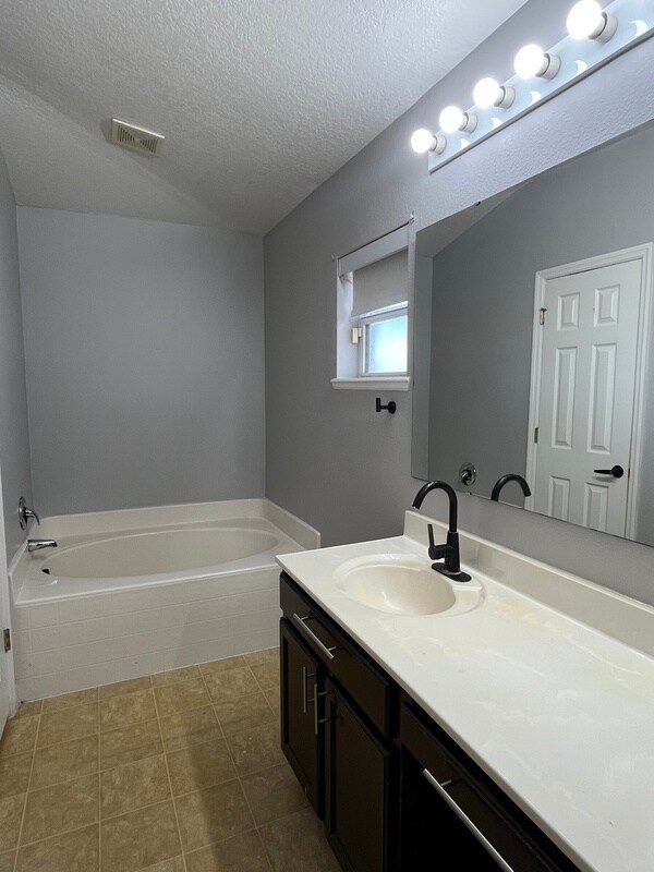 Building Photo - 1019 N Platte Way