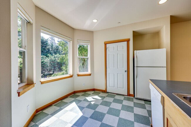 Building Photo - August Rent 50% Off  - Courtyards Condominium unit in Town