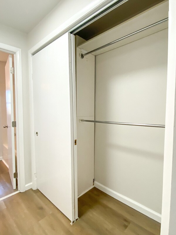 Building Photo - 139-141-141 E Sycamore St