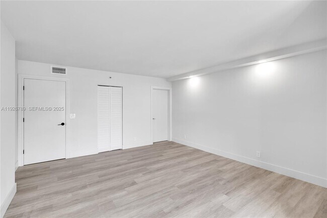 Building Photo - 14475 Strathmore Ln