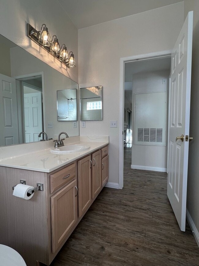 Building Photo - BEAUTIFUL UPGRADED CONDO/MANY AMENITIES - 3 BED, 2 BATH