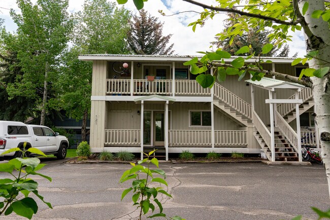 Building Photo - 121 Pinewood Ln