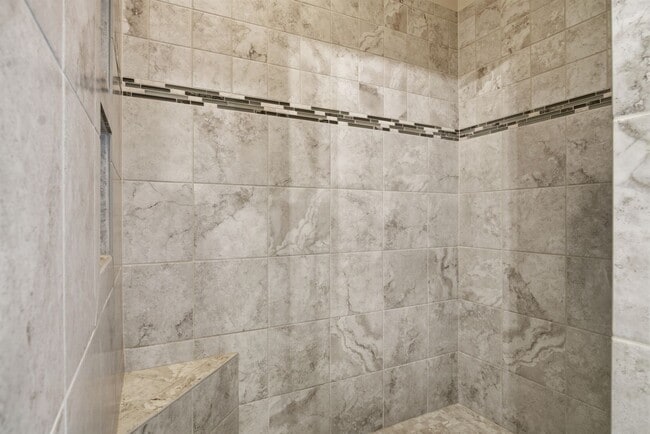 Building Photo - 4 Bed/3 Bath. Pet Friendly. Master on Main