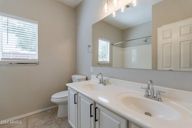 Building Photo - 1245 E San Carlos Way
