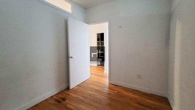 Building Photo - NOLL STREET / Spacious 2 Bed 1 Bath / Grea...