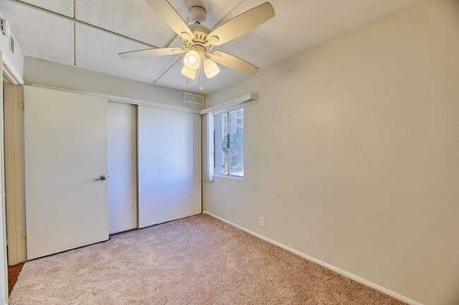 Building Photo - E Camelback