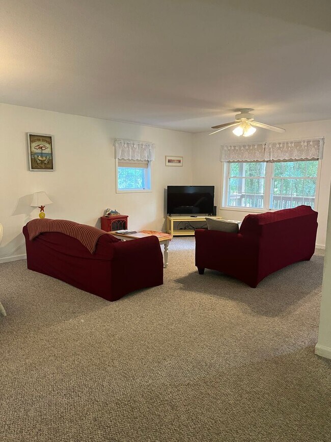 Building Photo - 3 Bedroom/2 Bathroom Furnished Rental Available through March 31, 2027