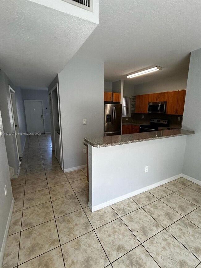 Building Photo - 865 SW 6th Ct