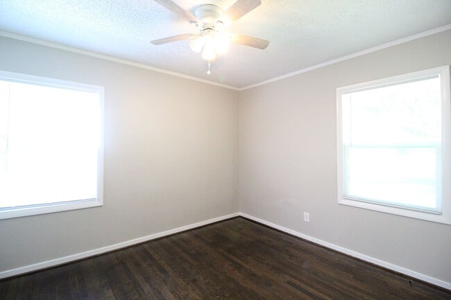 Building Photo - 4 Bedroom 2 Bath Updated Home In Overland Park