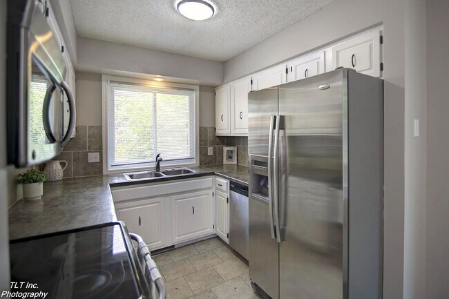 Building Photo - Maintenance-free living!