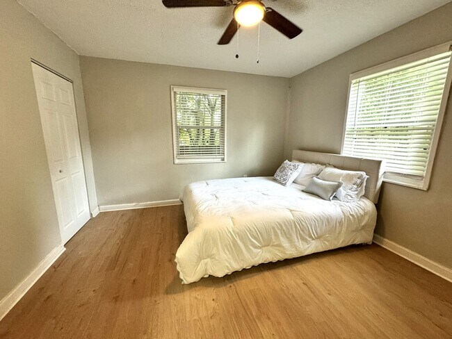 Building Photo - Renovated 2 Bedroom Jacksonville Heights Duplex Apartment