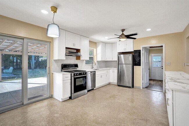 Building Photo - 820 SE 4th Ave