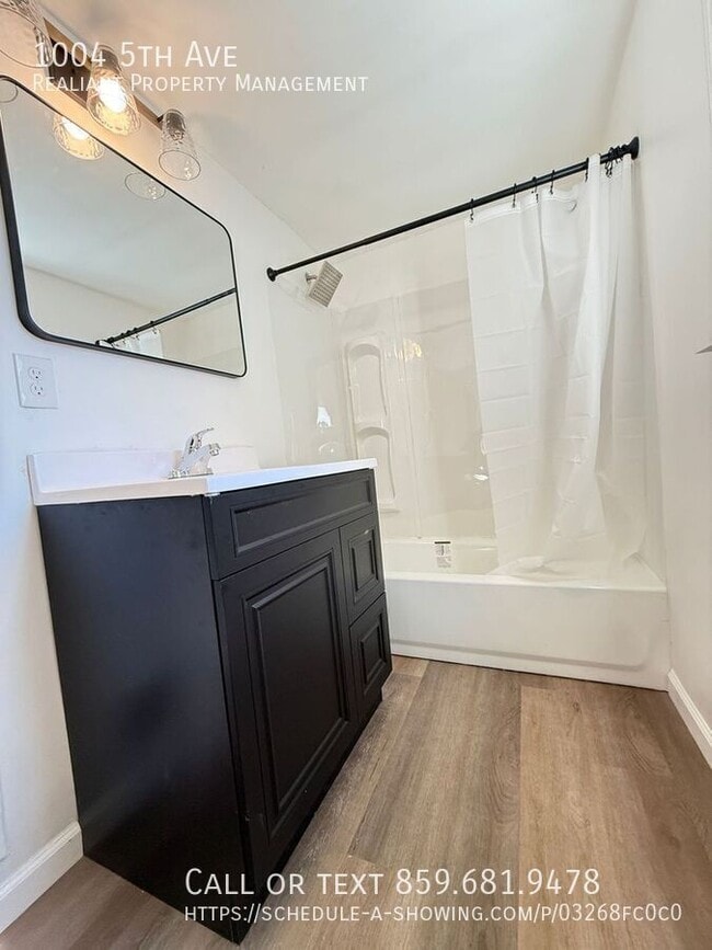 Building Photo - 1004 5th Ave