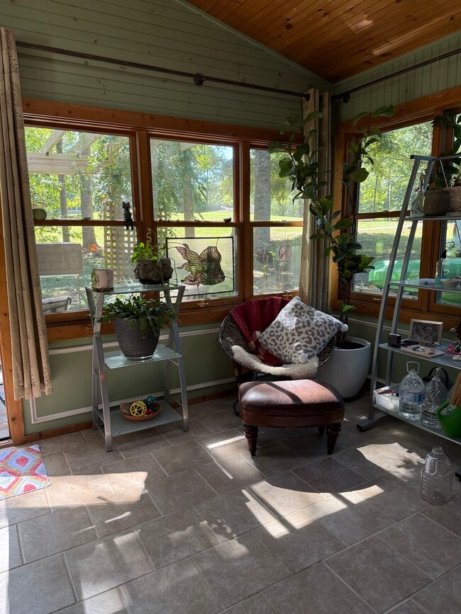 Building Photo - 4212 Lakeview Pkwy