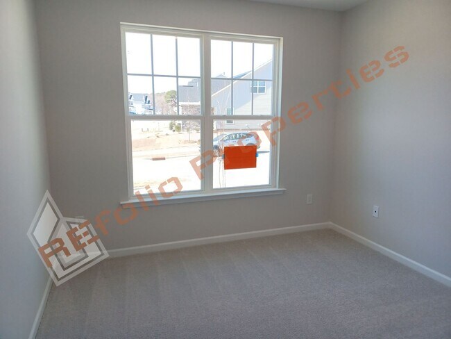 Building Photo - Gorgeous 4 Bedroom House with 1st Floor Pr...