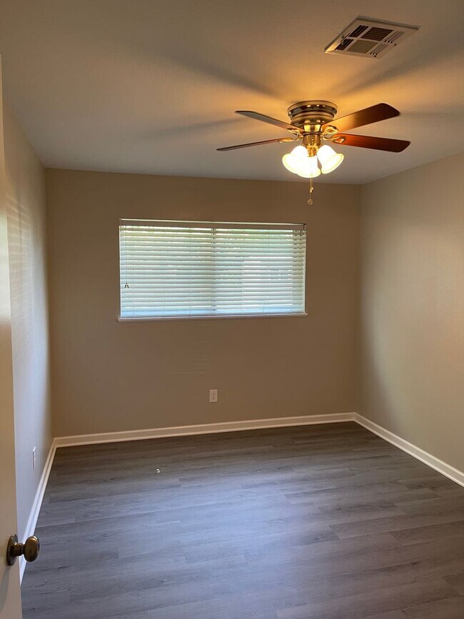 Building Photo - 1619 Anita St