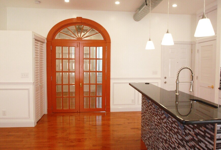 Building Photo - 140 S 11th St