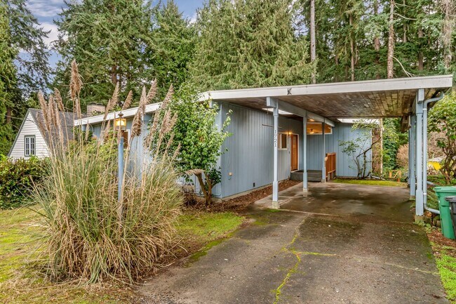 Building Photo - 6 Bedroom Home minutes from Saltwater Park...