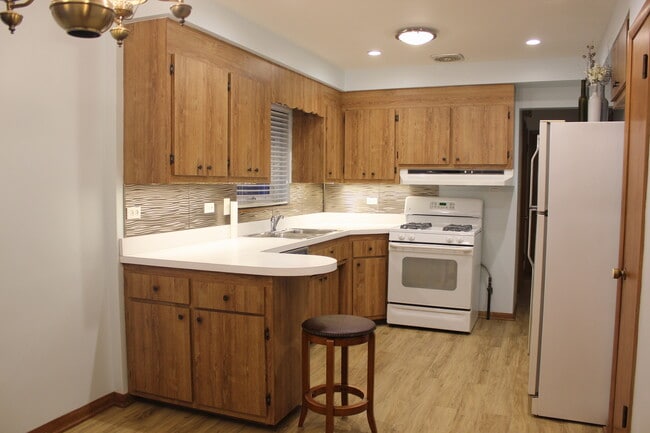 Building Photo - 7615 W Devon Ave