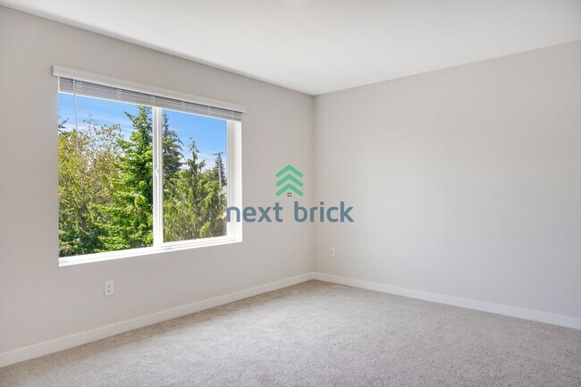 Building Photo - A fabulous 3 bedroom and 3 bathroom house
